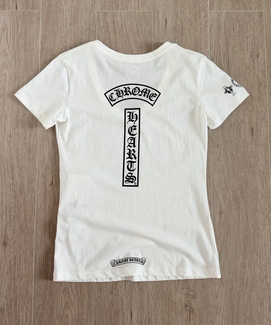 Белая женская футболка Chrome Hearts с V-образным вырезом, вид сзади