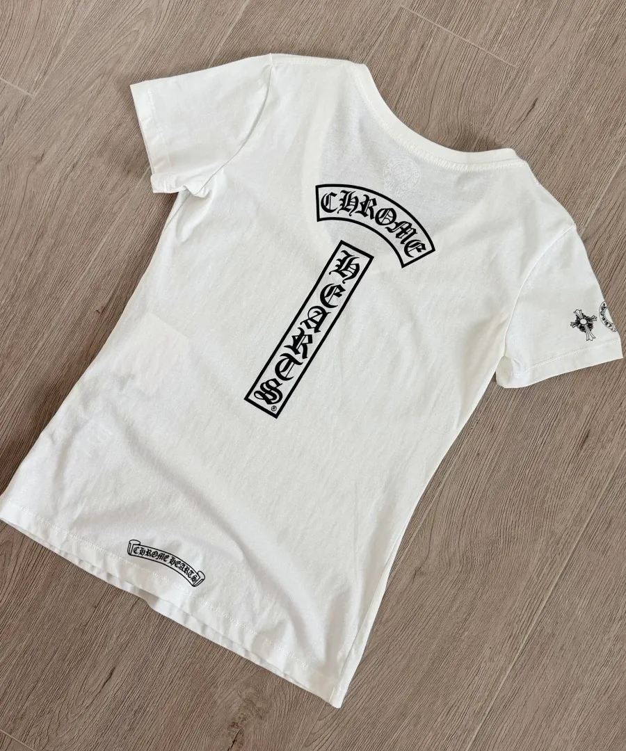 Белая женская футболка Chrome Hearts с V-образным вырезом, вид сзади под углом
