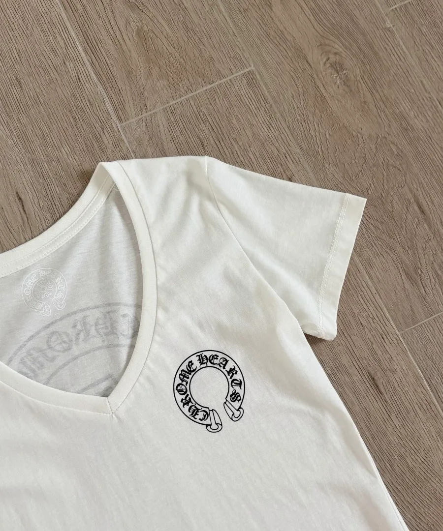 Принт с логотипом-подковой на груди белой футболки Chrome Hearts