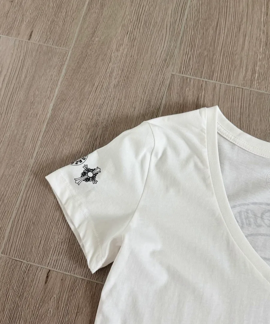 Принт на рукаве белой футболки Chrome Hearts