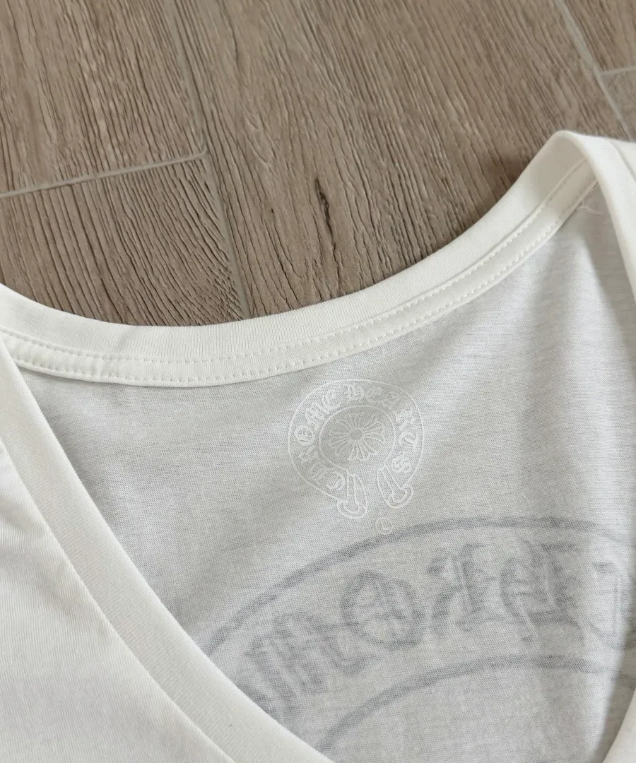 V-образный вырез горловины белой футболки Chrome Hearts