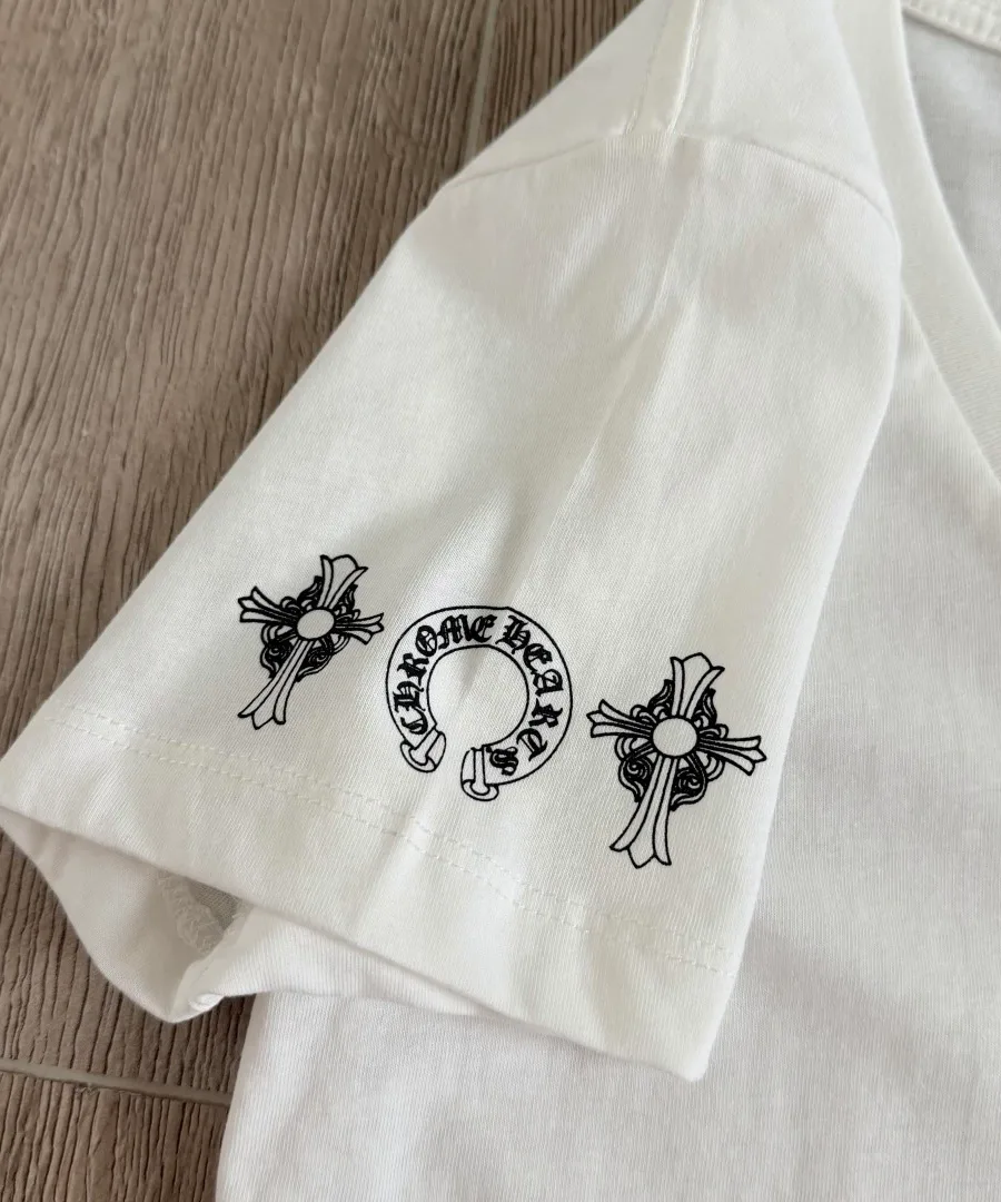 Деталь принта с крестами на рукаве белой футболки Chrome Hearts