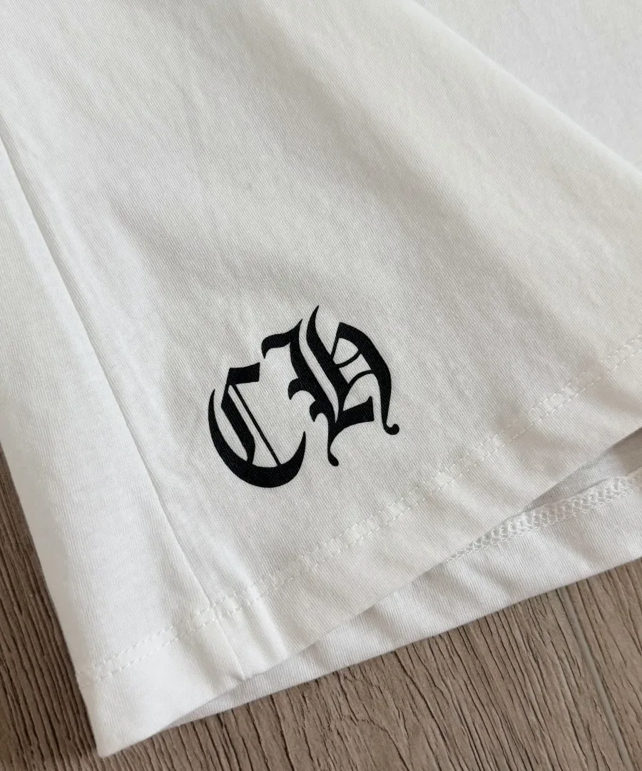 Принт с готическими буквами CH на белой футболке Chrome Hearts