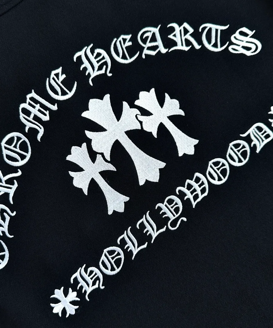 Крупный план вышивки Chrome Hearts Hollywood на спине