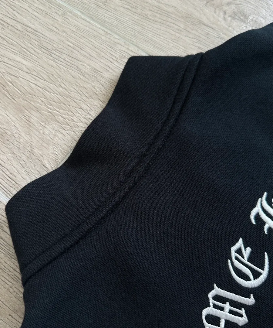 Шов на плече и воротнике черной толстовки Chrome Hearts