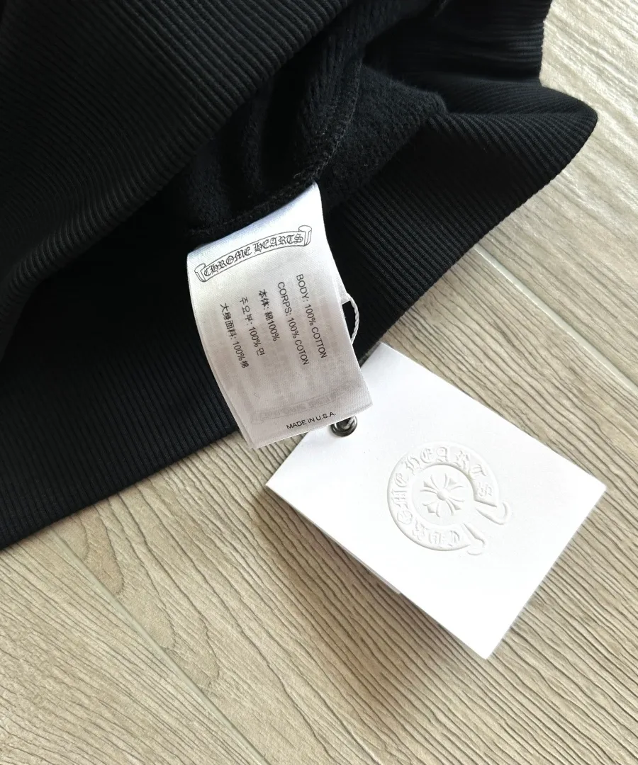 Ярлык с составом ткани 100% хлопок на толстовке Chrome Hearts