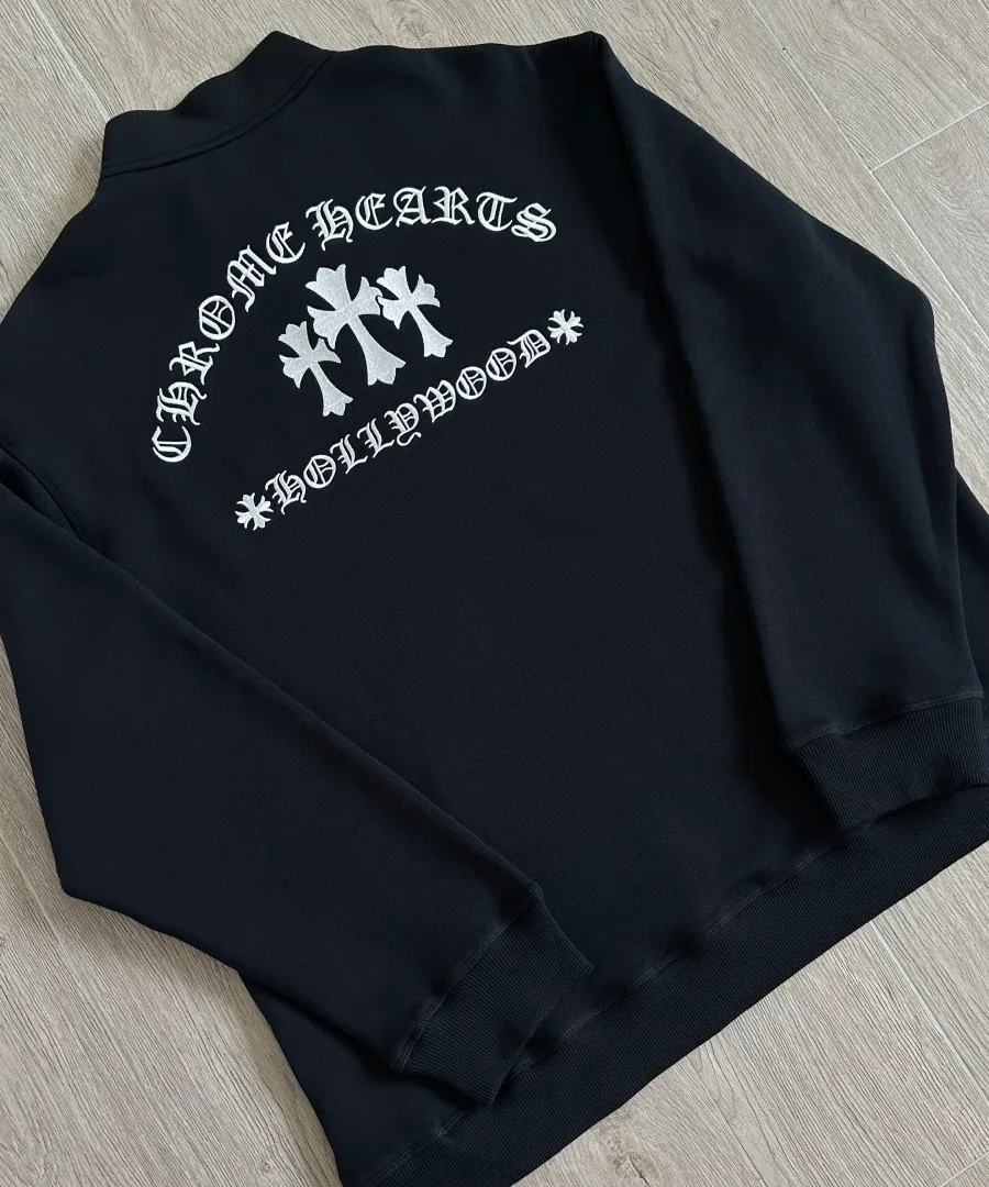 Вид сзади черной толстовки Chrome Hearts с крестами