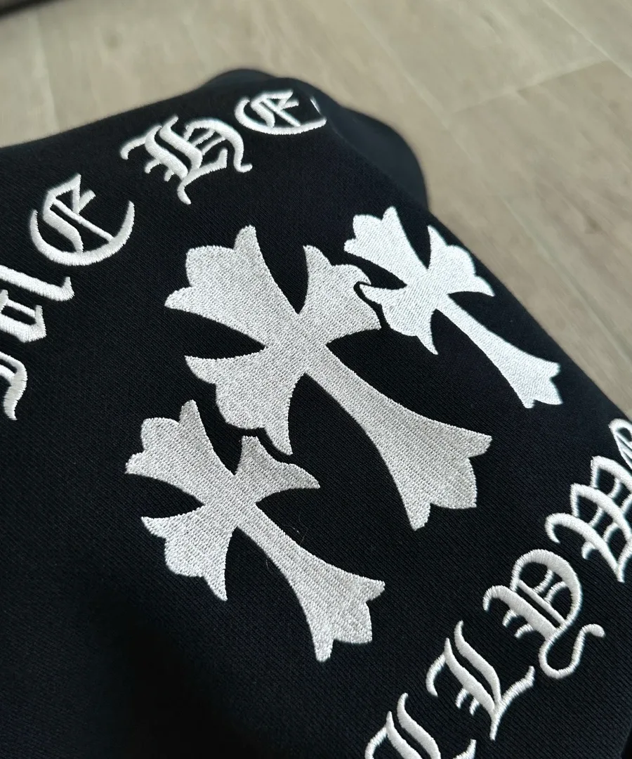 Крупный план вышивки с крестами на спине толстовки Chrome Hearts