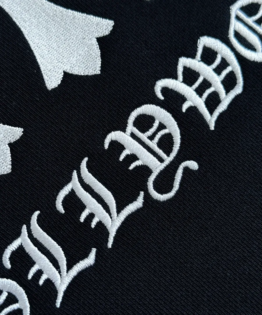 Вышивка надписи Hollywood на толстовке Chrome Hearts