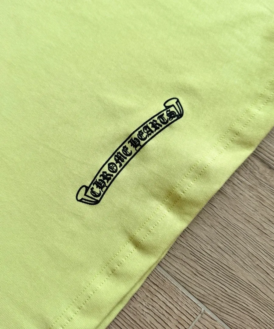 Логотип Chrome Hearts на нижней части футболки