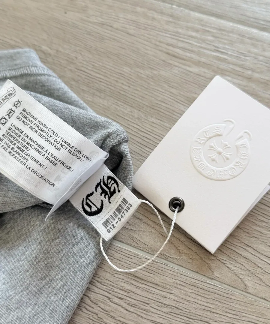 Внутренние бирки серого платья Chrome Hearts