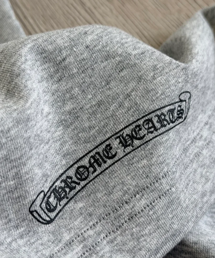Принт с логотипом Chrome Hearts на нижней части платья