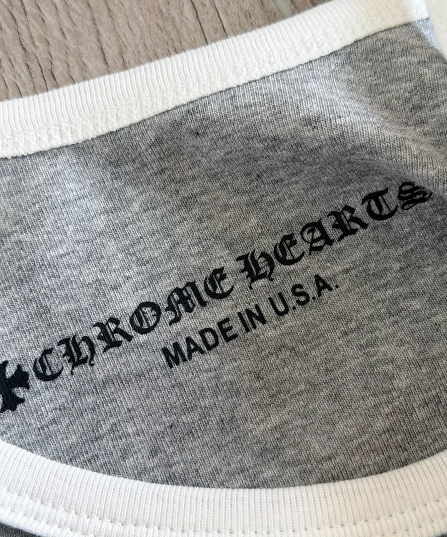 Логотип Chrome Hearts на внутренней стороне горловины