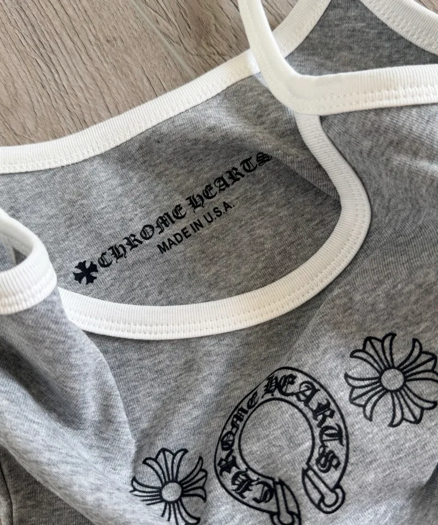 Деталь горловины серого платья Chrome Hearts с принтом и логотипом
