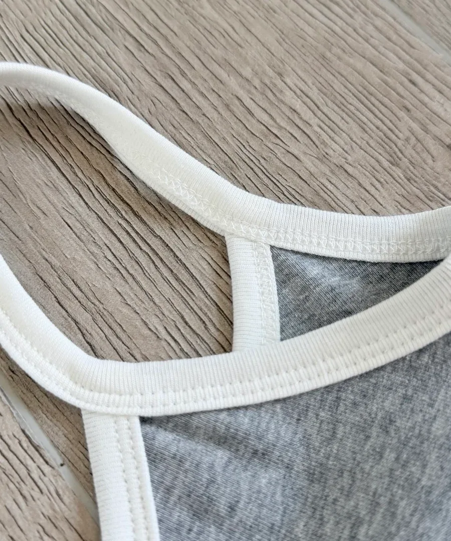 Деталь бретелей серого платья Chrome Hearts