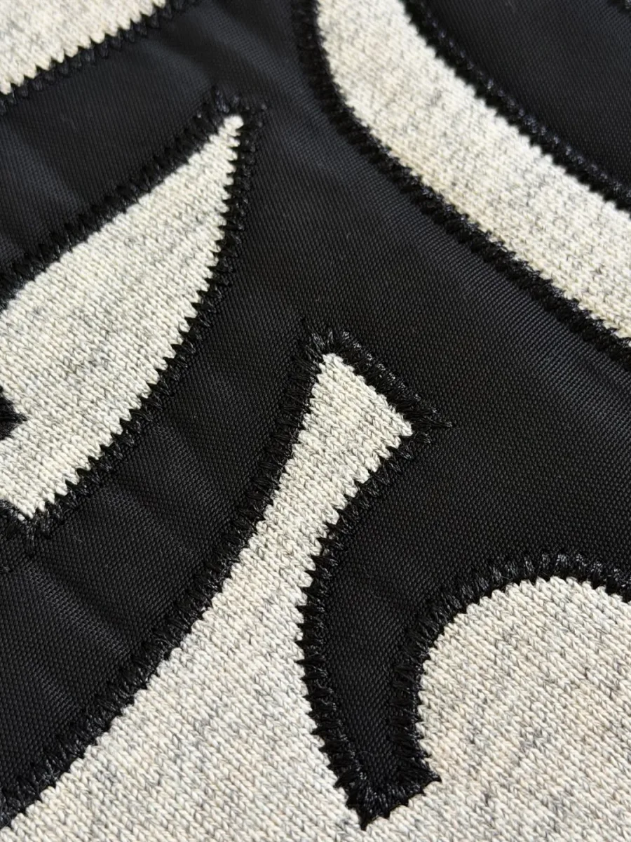 Текстура флокированного принта и швов на худи Chrome Hearts
