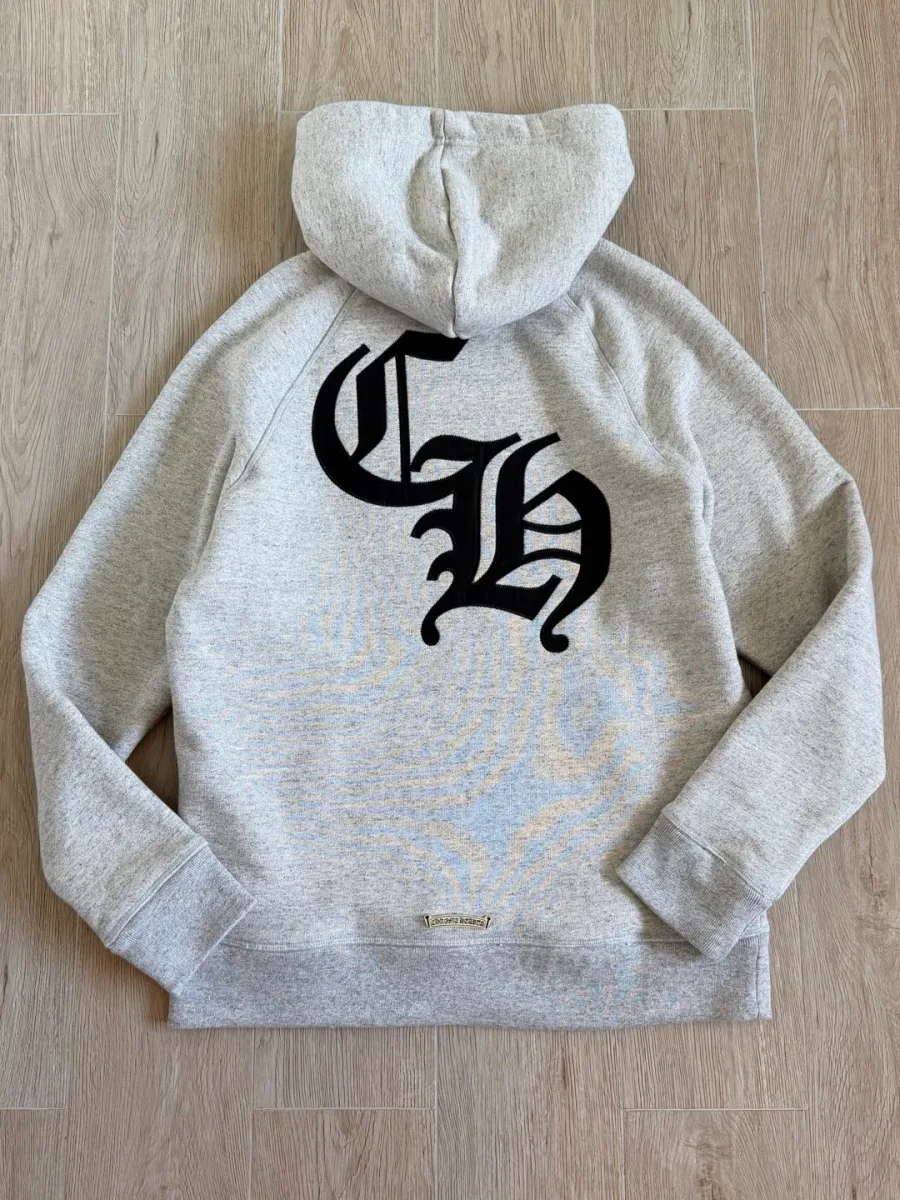 Серое худи Chrome Hearts с готическим принтом CH на спине, вид сзади