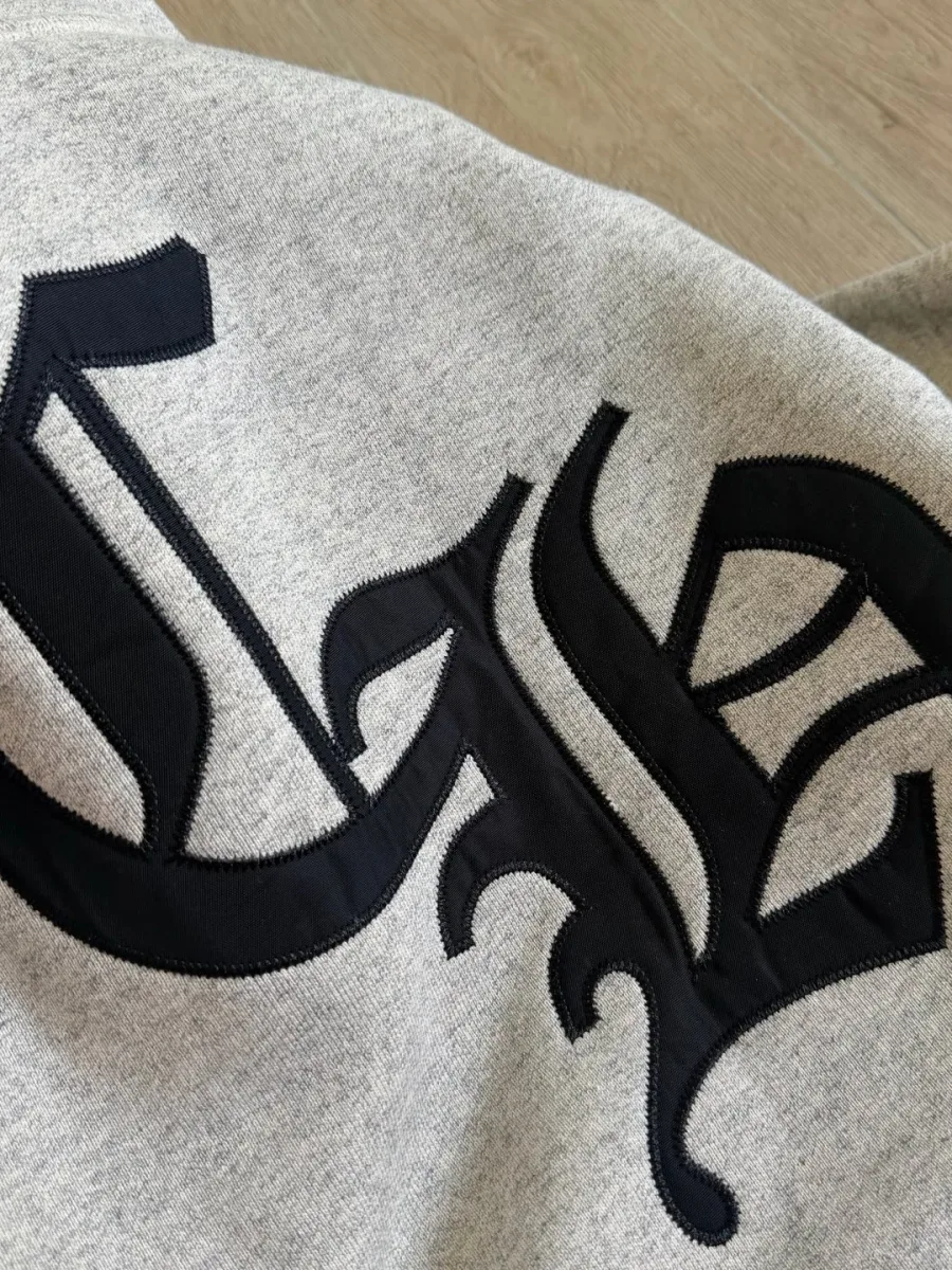 Крупный план флокированного принта CH на спине худи Chrome Hearts