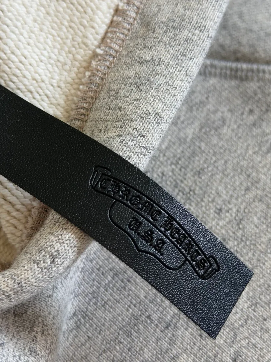 Кожаный ярлык с тиснением Chrome Hearts на внутренней стороне