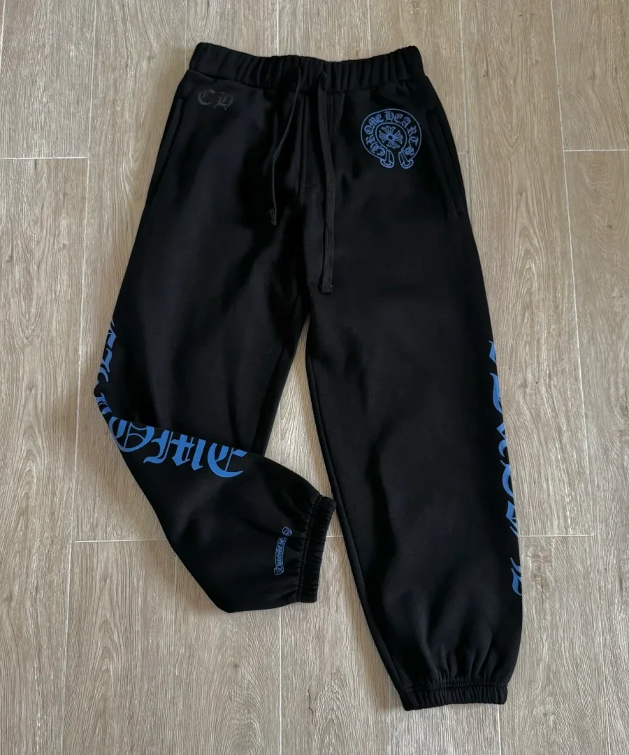Черные спортивные штаны Chrome Hearts с синим принтом, вид спереди