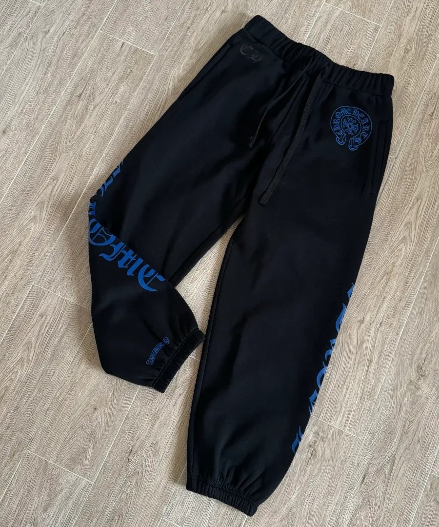 Черные джоггеры Chrome Hearts с синим принтом, вид сбоку