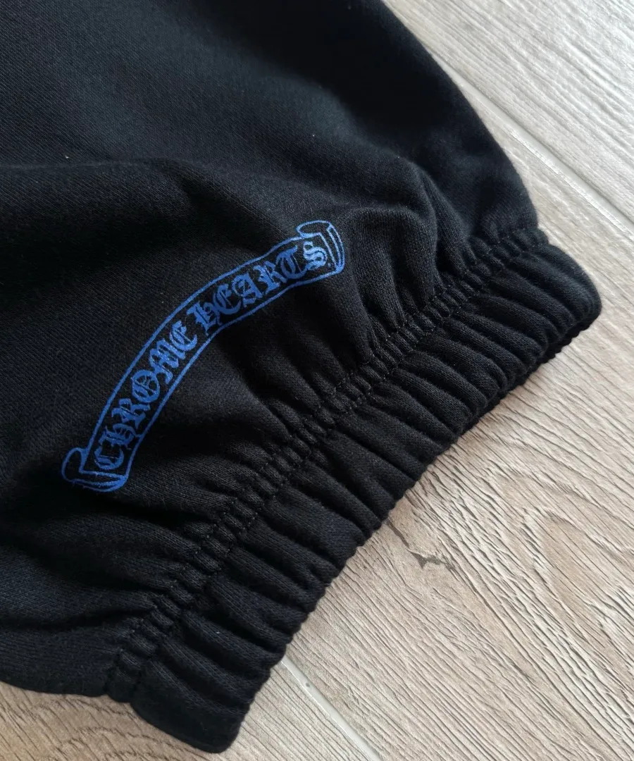 Эластичный манжет с синим логотипом на спортивных штанах Chrome Hearts