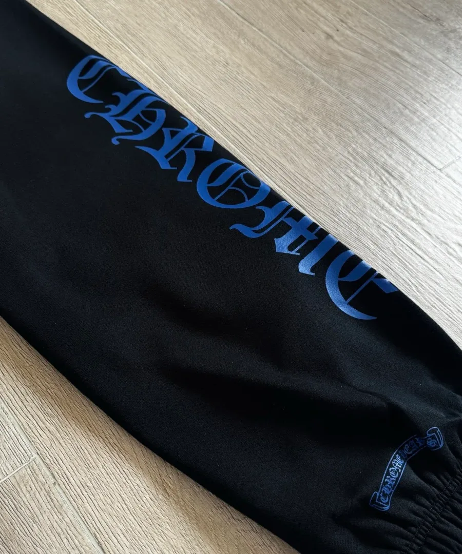 Синий готический принт на штанине спортивных штанов Chrome Hearts