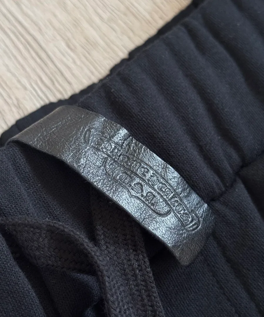 Кожаная нашивка с тиснением на поясе спортивных штанов Chrome Hearts