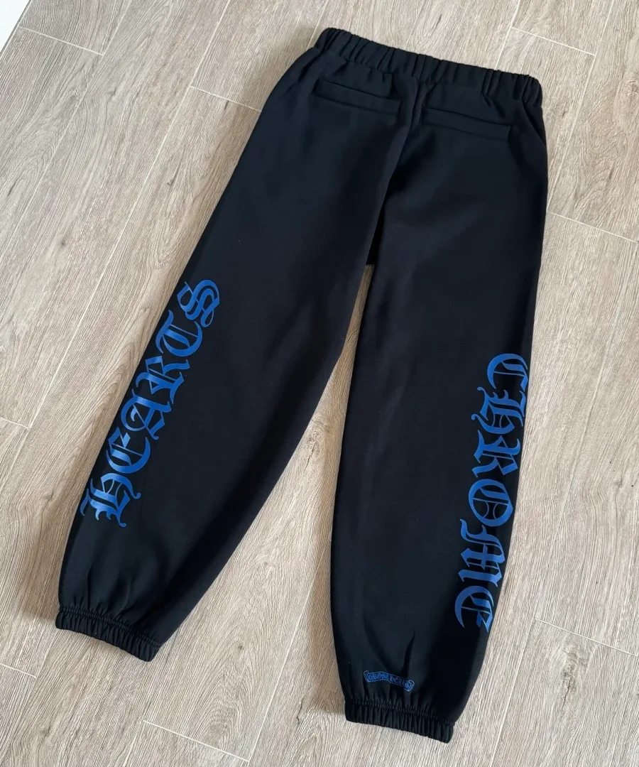 Черные джоггеры Chrome Hearts с синим принтом, вид сзади под углом