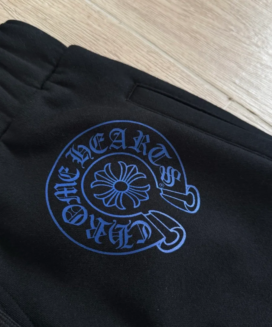 Принт в виде подковы синего цвета на спортивных штанах Chrome Hearts