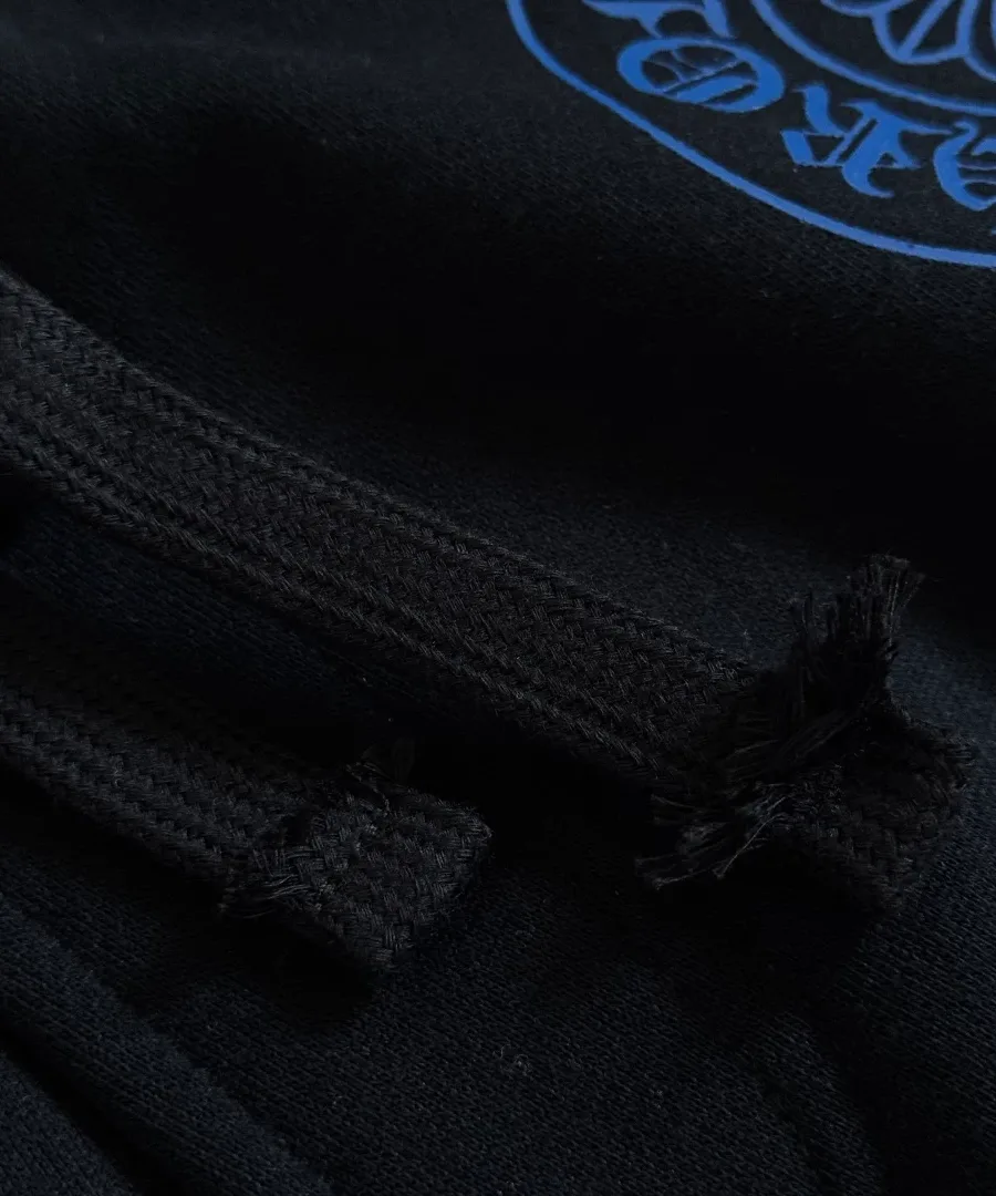 Деталь шнурка на поясе спортивных штанов Chrome Hearts