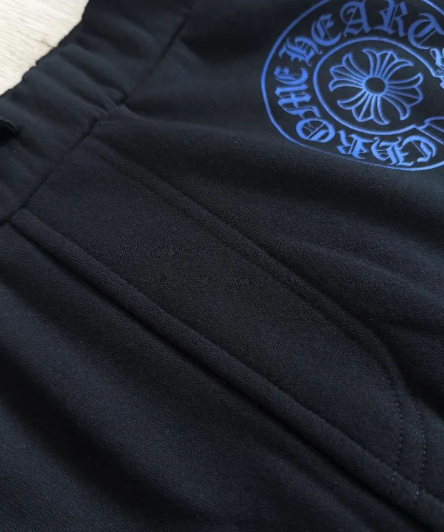 Боковой карман и синий принт на спортивных штанах Chrome Hearts