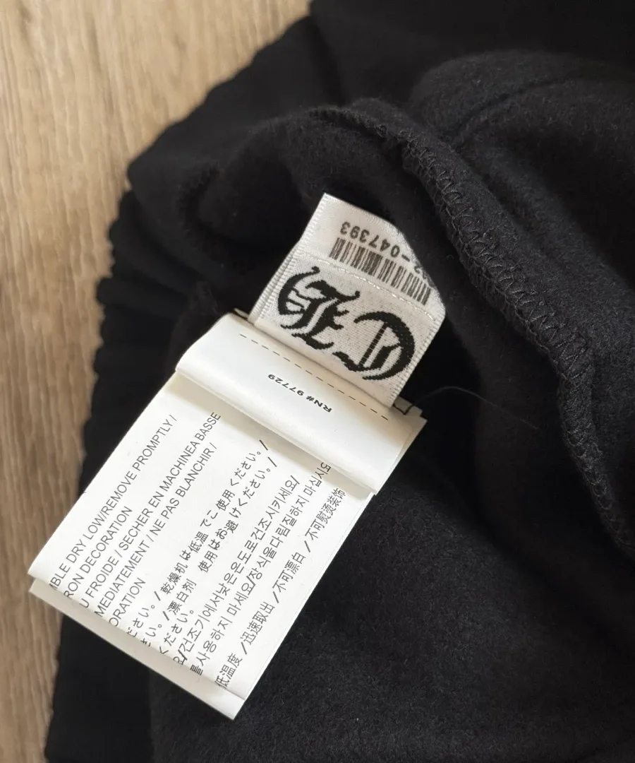 Ярлык с рекомендациями по уходу на спортивных штанах Chrome Hearts