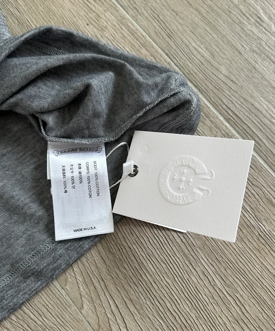 Ярлыки и бирка серой футболки Chrome Hearts