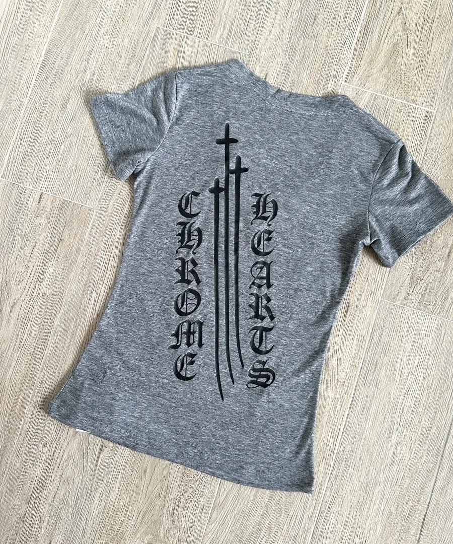 Серая женская футболка Chrome Hearts с V-образным вырезом, вид сзади под углом