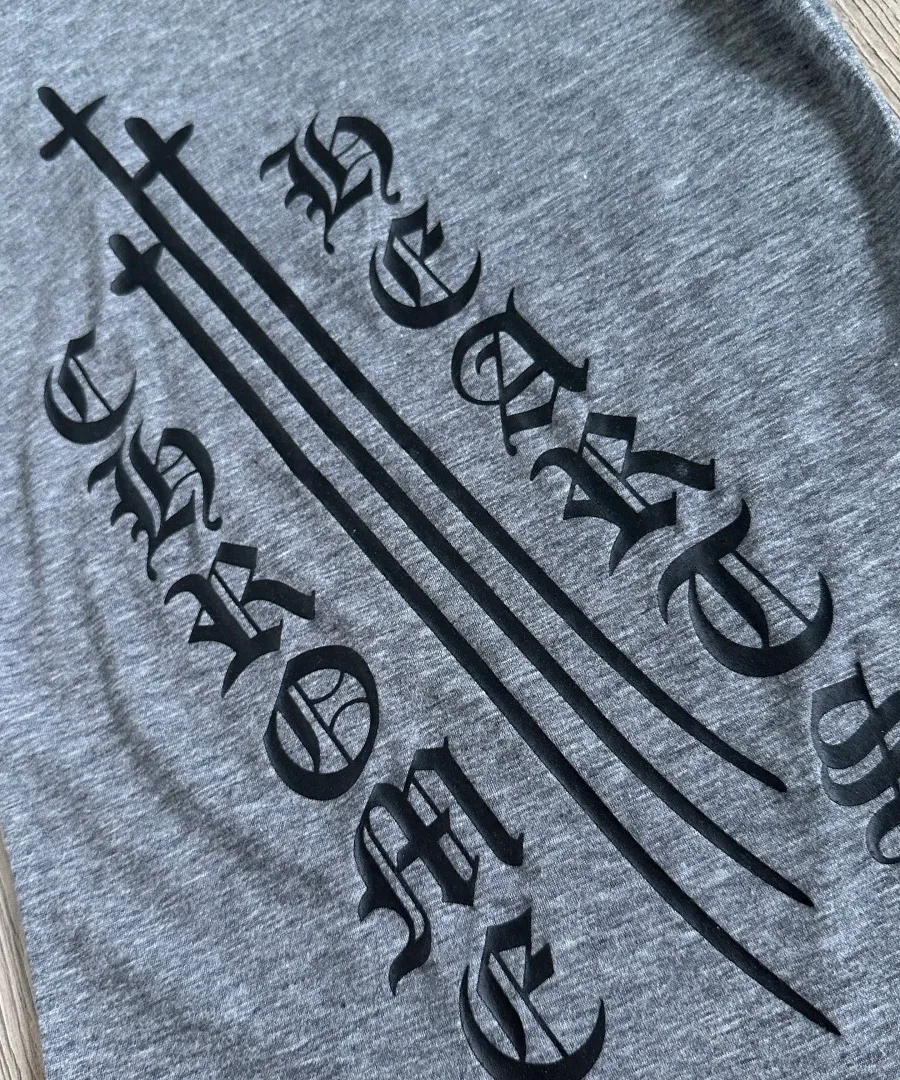 Крупный план принта с мечами и надписью Chrome Hearts на спине