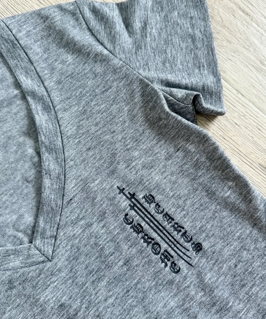 Деталь принта на левой стороне груди серой футболки Chrome Hearts