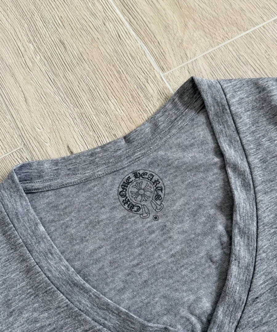 Деталь горловины и внутреннего логотипа серой футболки Chrome Hearts
