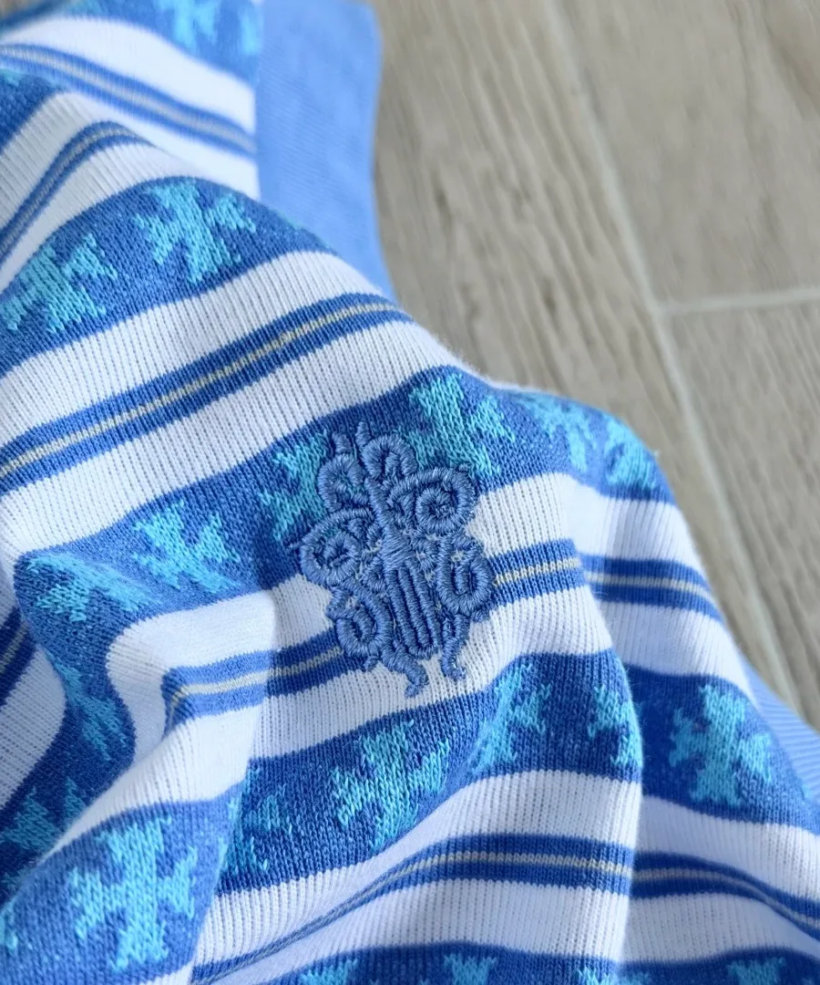 Вышитый логотип Chrome Hearts на голубой майке