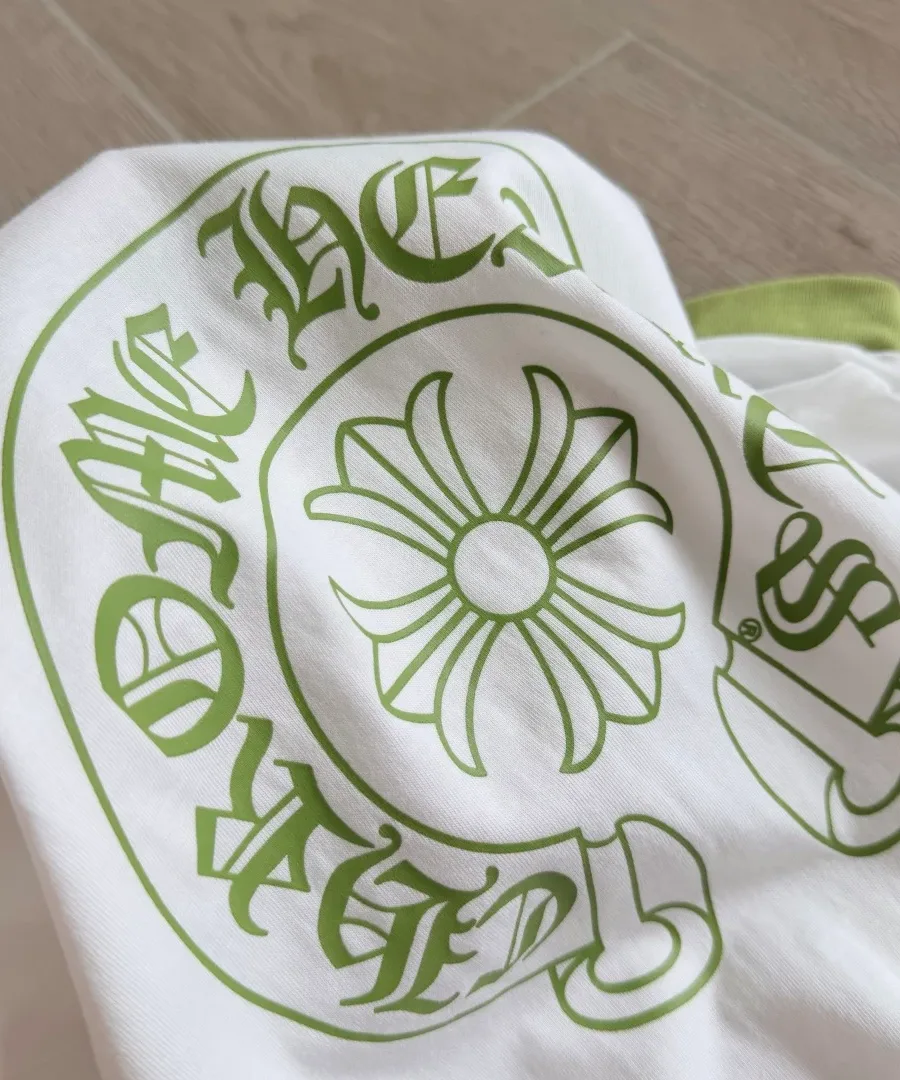 Деталь принта в виде подковы Chrome Hearts на спине