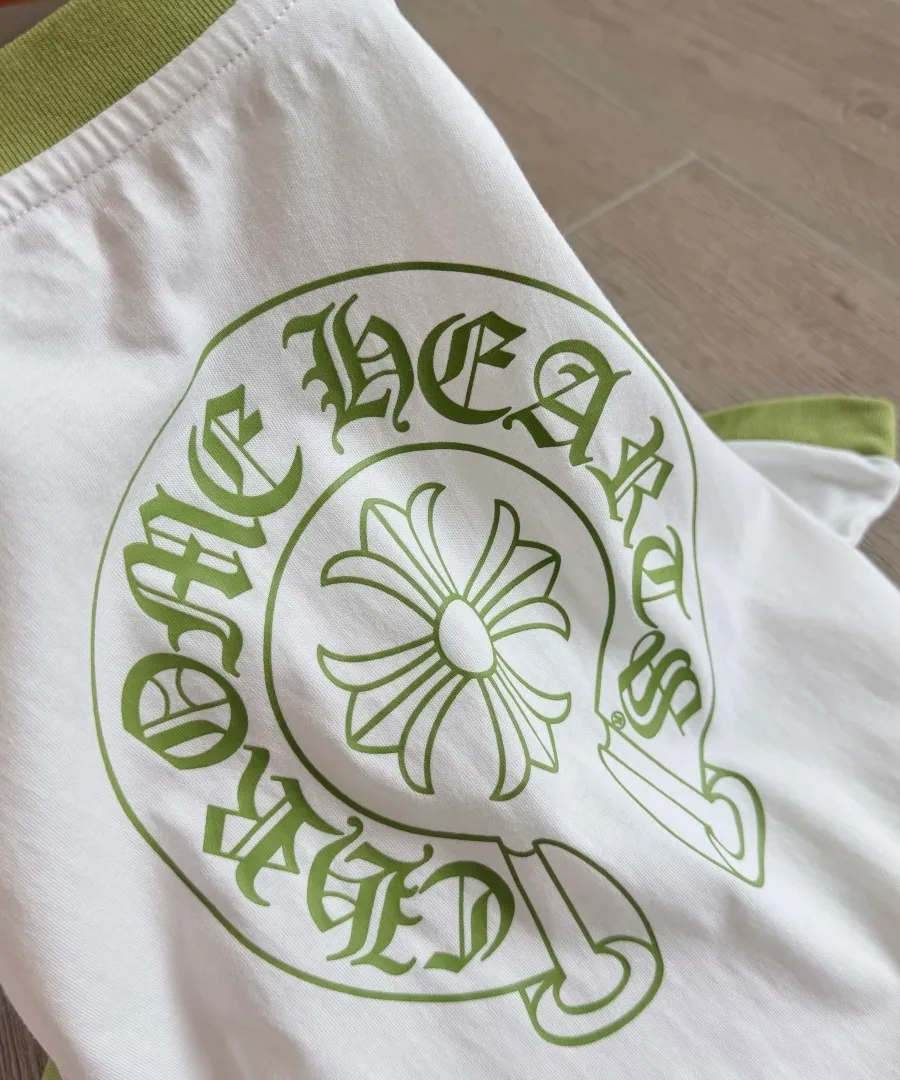 Принт со спины крупным планом на футболке Chrome Hearts