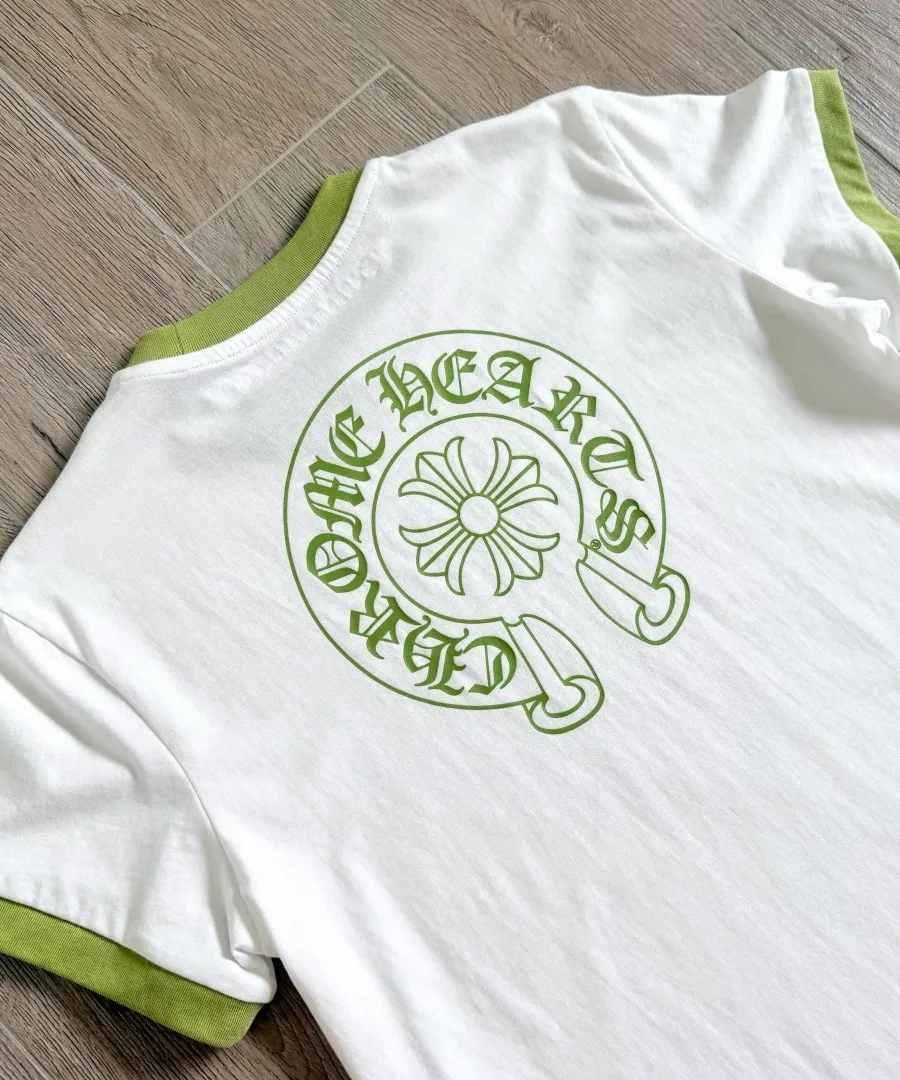 Крупный план принта на спине футболки Chrome Hearts Horseshoe Ringer