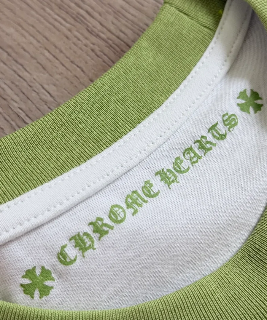 Внутренний шов горловины с брендингом Chrome Hearts