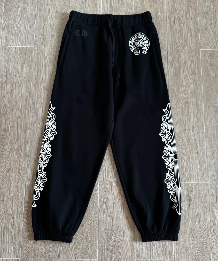 Черные спортивные штаны Chrome Hearts, вид спереди