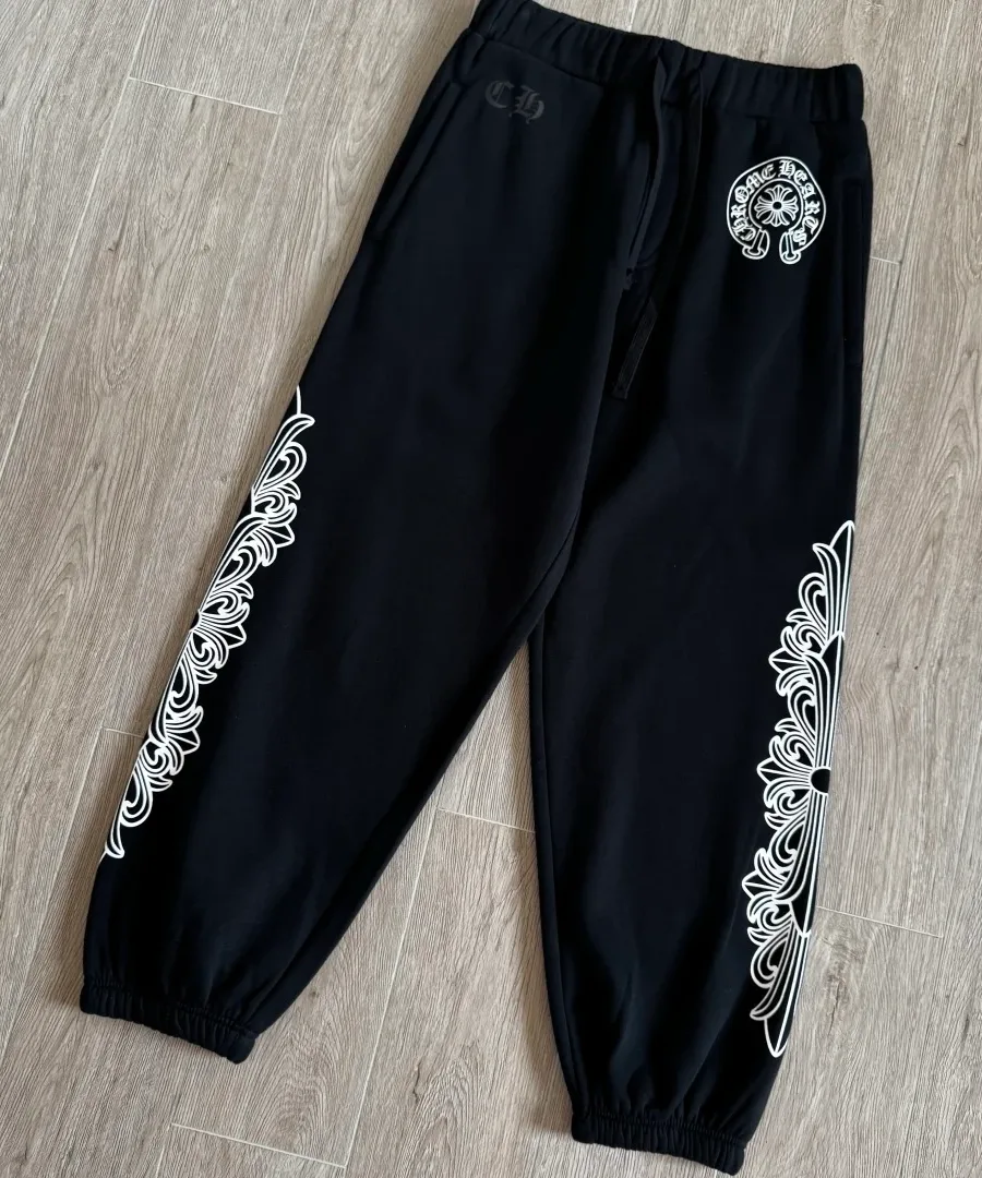Черные джоггеры Chrome Hearts, вид спереди под углом