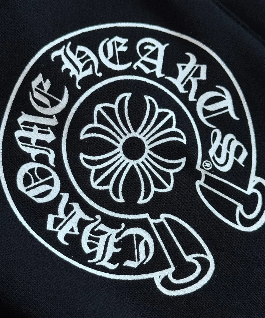 Принт с логотипом-подковой Chrome Hearts на бедре