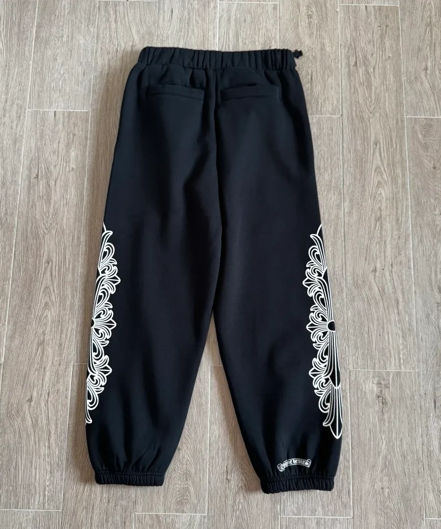 Черные спортивные штаны Chrome Hearts, вид сзади