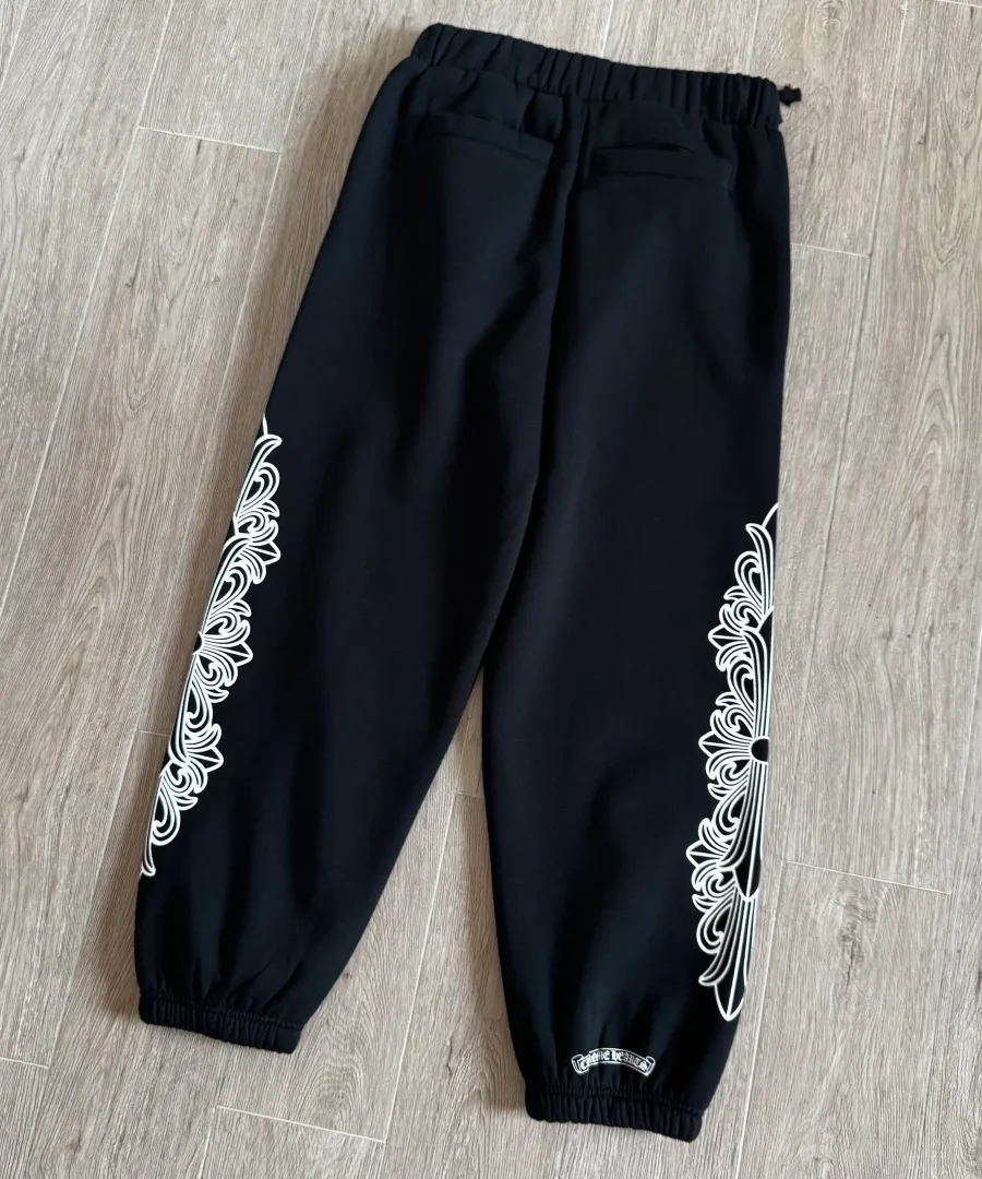 Черные джоггеры Chrome Hearts, вид сзади под углом