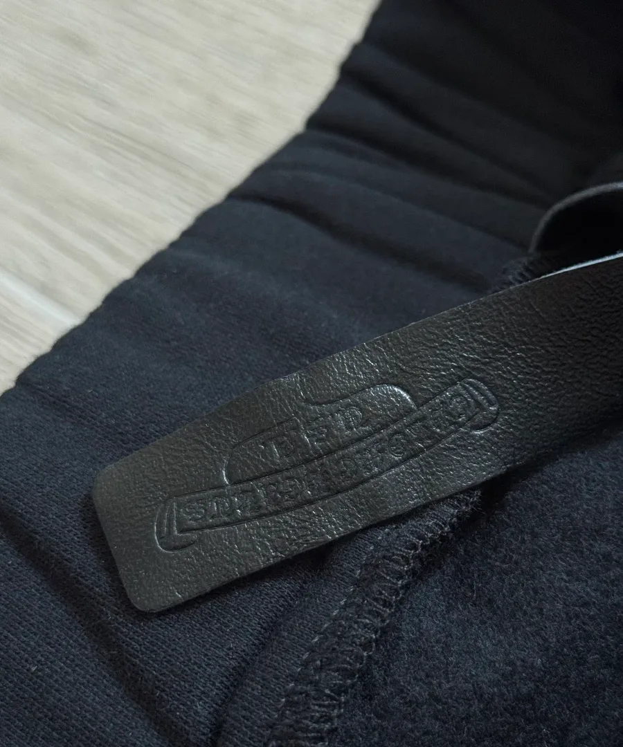 Кожаный элемент на шнурке спортивных штанов Chrome Hearts