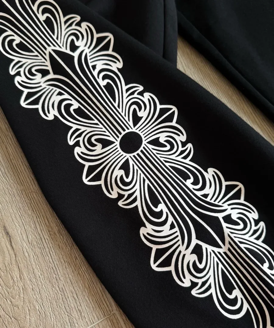 Белый готический принт на штанине джоггеров Chrome Hearts